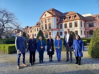 v.l.n.r.: Jonas Löffler, Prof. Dr. Miriam Lay Brander (ZILAS / KU), S.E. Cecilia Villanueva, Miriam Chaves (Konsulat Argentinien in Frankfurt),&nbsp;Irune Arratibel (Botschaft Spanien in Berlin), Dekan Prof. Dr. Sebastian Kürschner (KU), Dr. Claudia Velázquez-Schobert (ZILAS / KU)