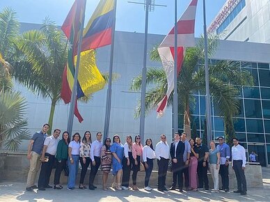 Gruppenbild vor dem Kulturhaus in Cartagena