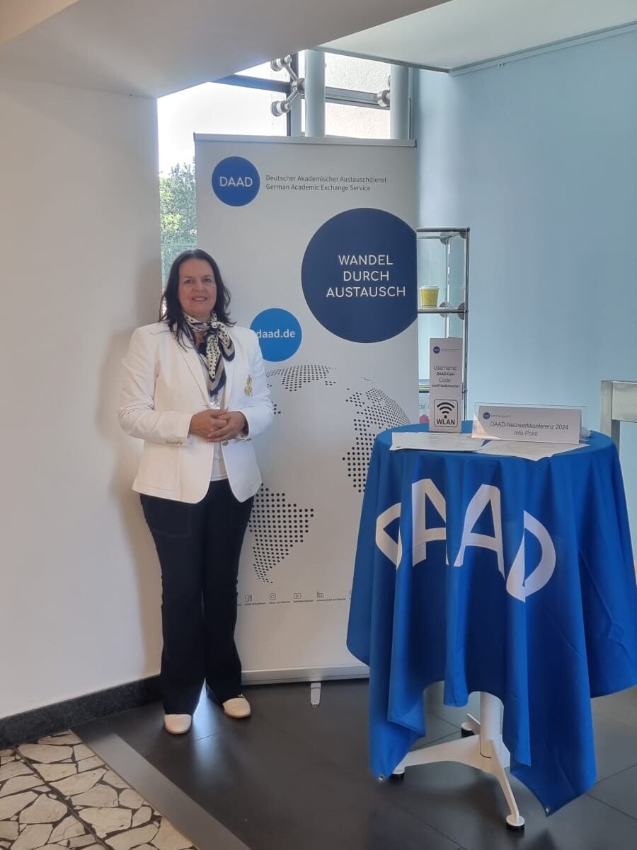 Frau de Melo am Stand