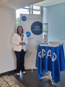 [Translate to Portugues:] Frau de Melo am Stand