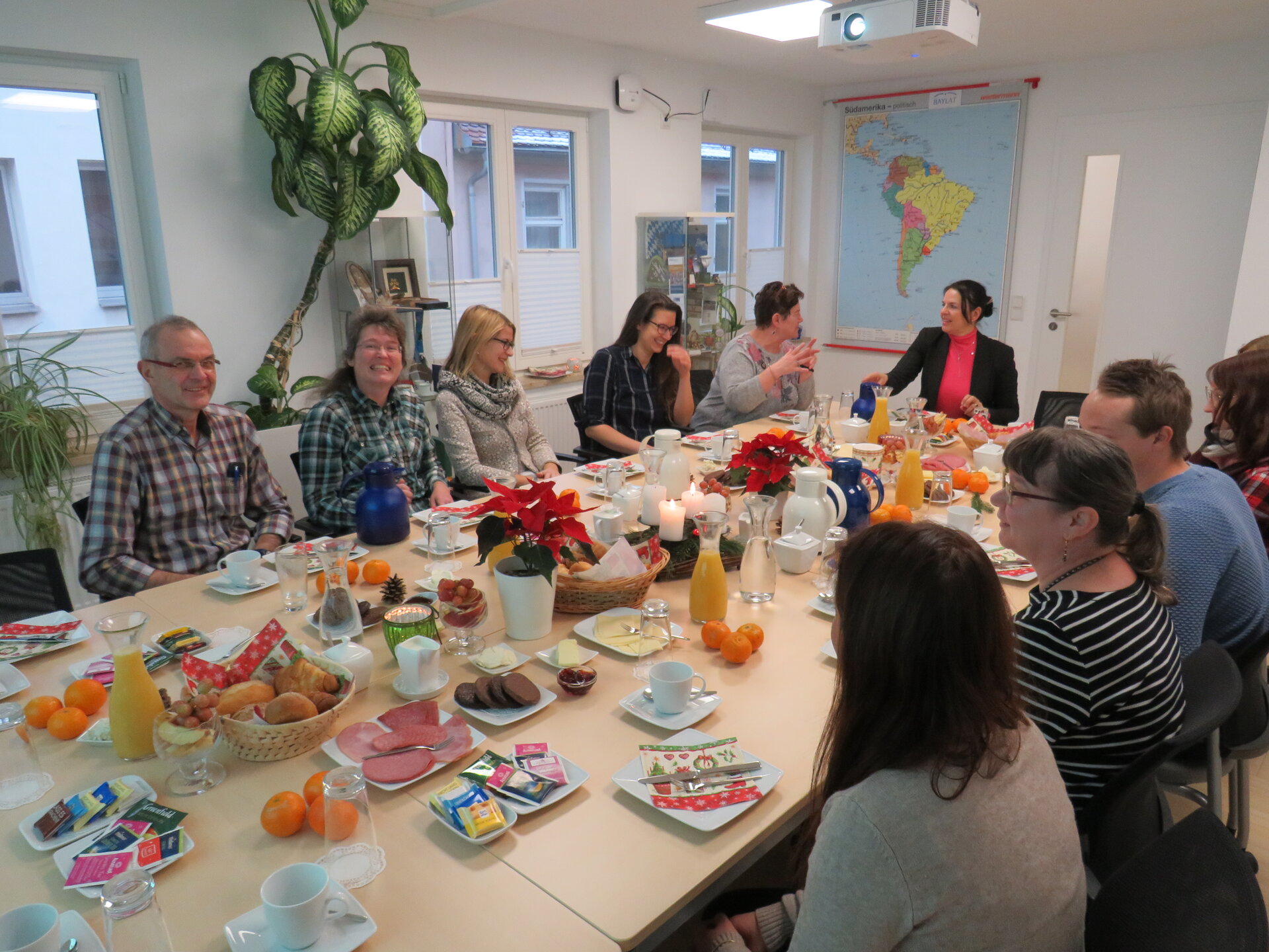 Gruppenbild am Frühstückstisch 
