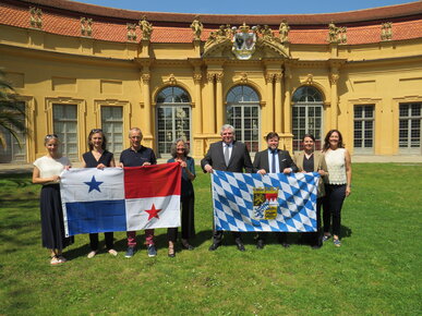 Gruppenbild vor dem Gebäude