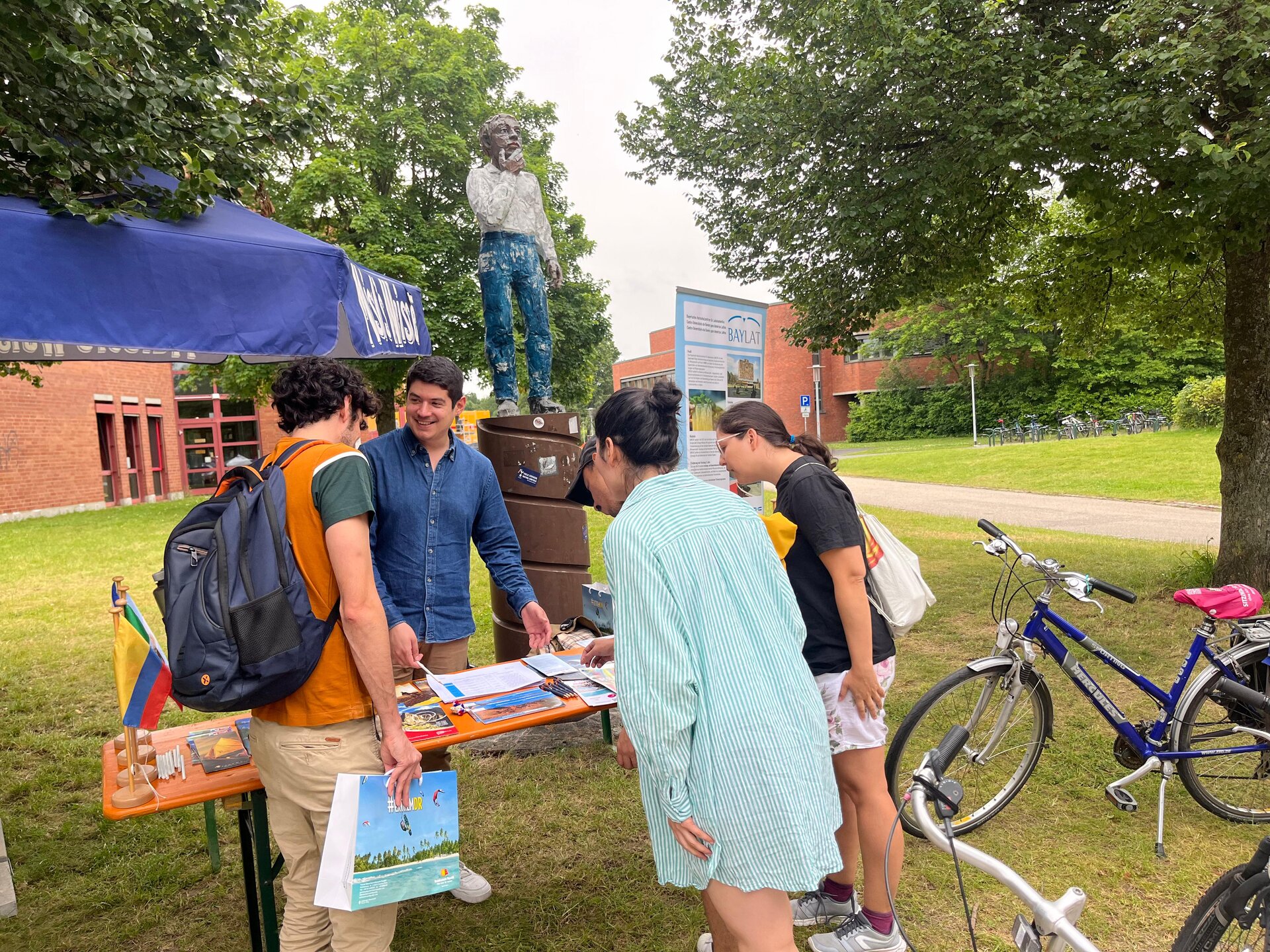 Ricardo Hagn am Infostand mit Studenten