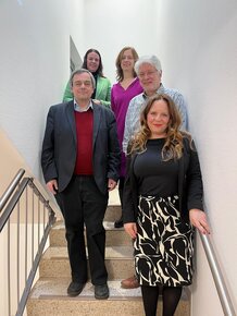 Teilnehmende auf einer Treppe