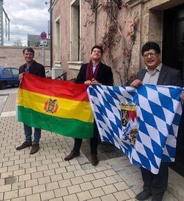 Professoren mit Flagge