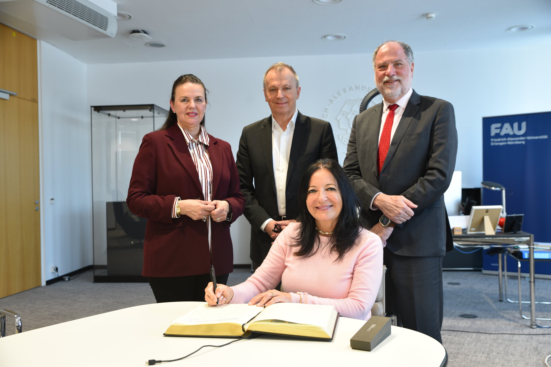 Besucher bei Prof. Hirsch FAU