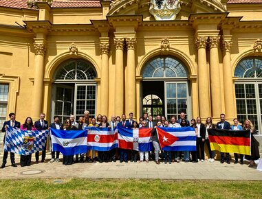 Gruppenfoto mit Flagge