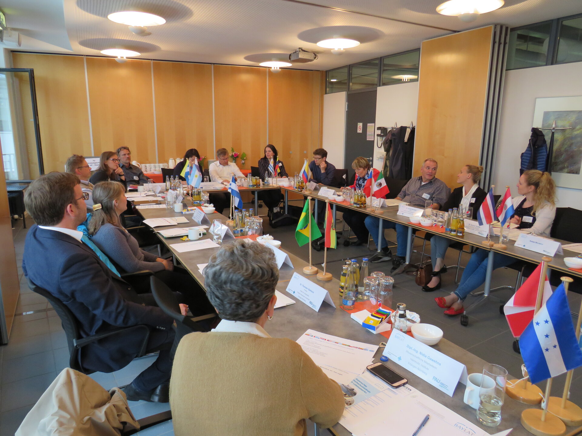 Bild des Nachtreffen. Teilnehmenden sitzen an einem großen Tisch 