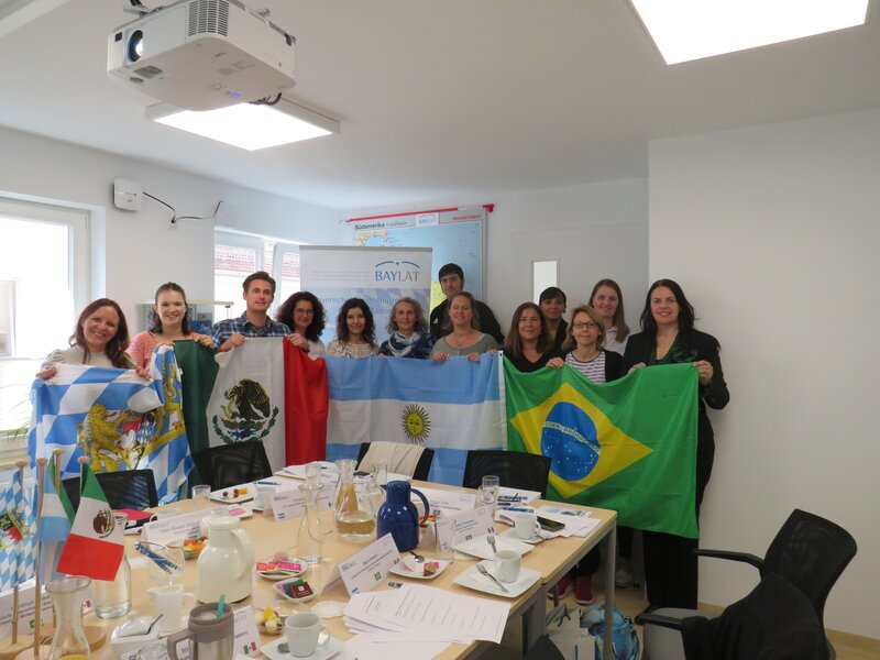 Gruppenbild auf dem die mexikanische, brasilianische und argentinische Flagge hochghalten werden 