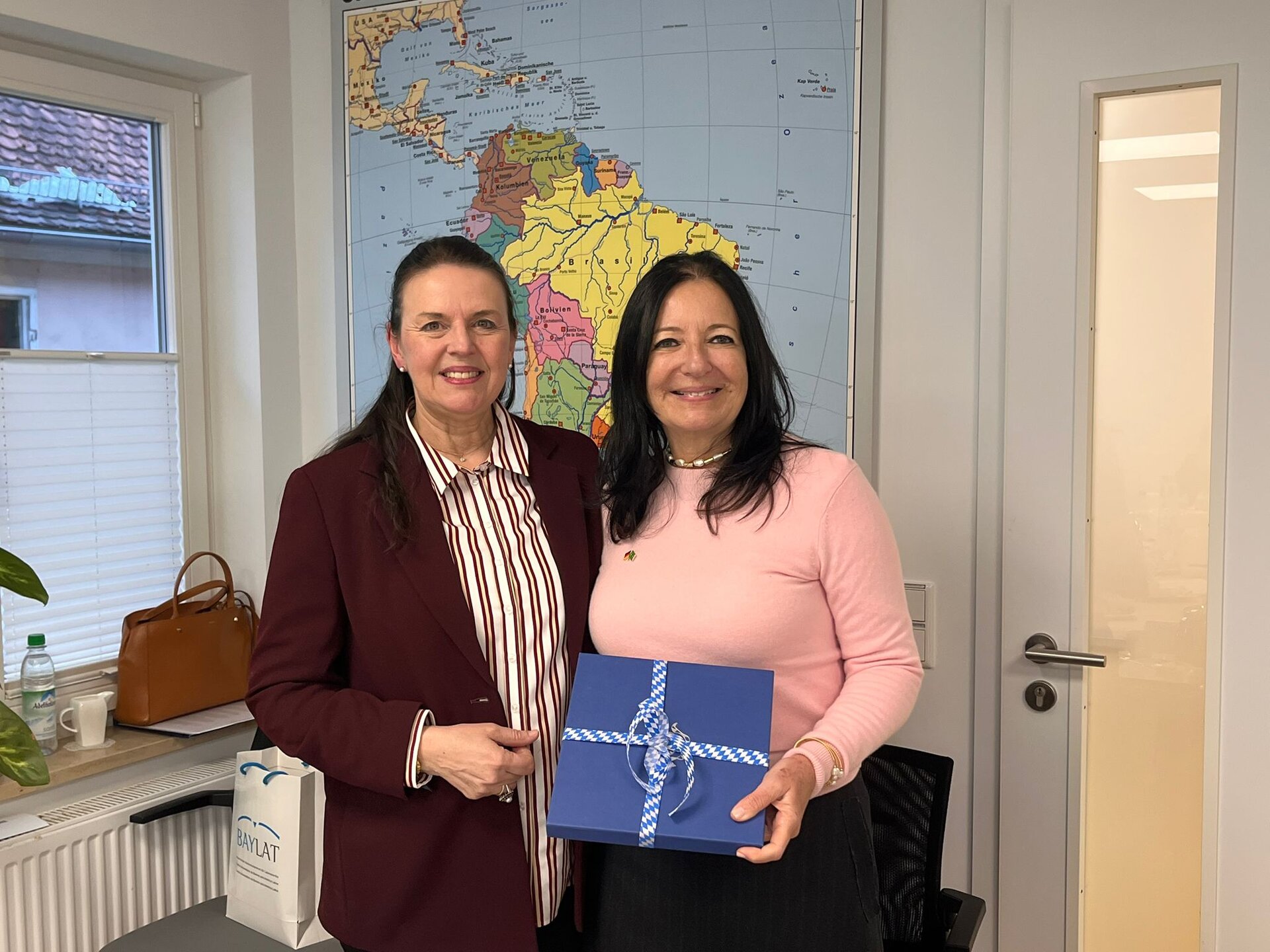 BAYLAT Geschenk für Prof. Mariluci