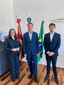 Irma de Melo, Konsul, Ricardo Hagn (vlnr.) Flagge Deutschland/Brasilien im Hintergrund