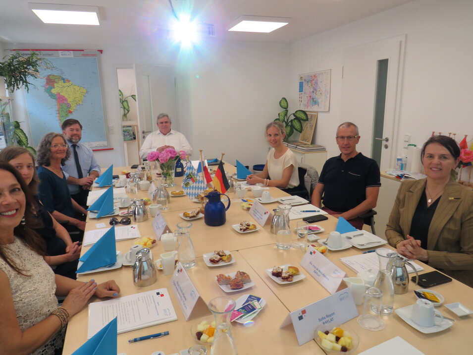 Gruppenbild am Tisch