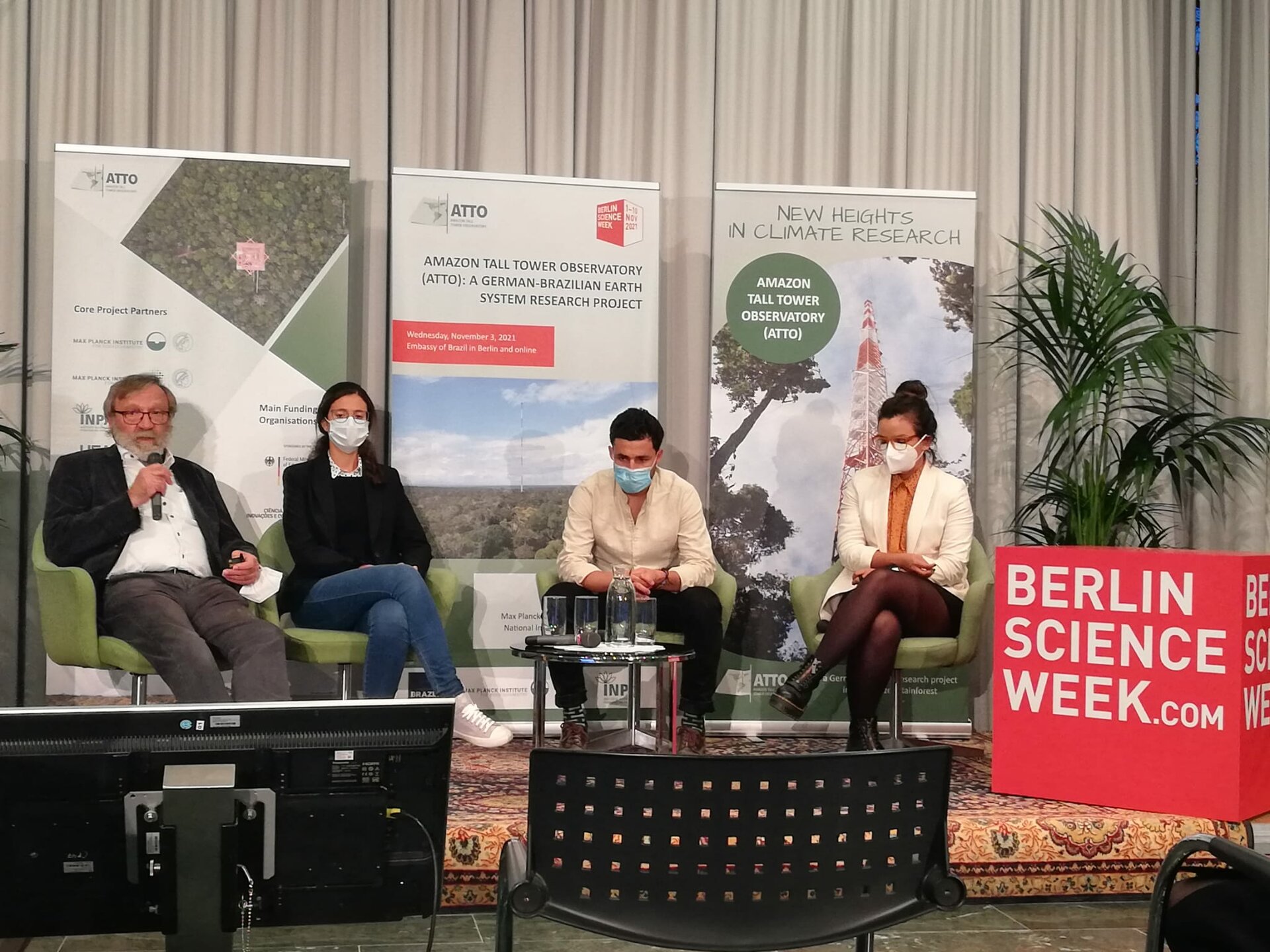 Bild mit den vier Rednern und Rednerinnen auf der Bühne