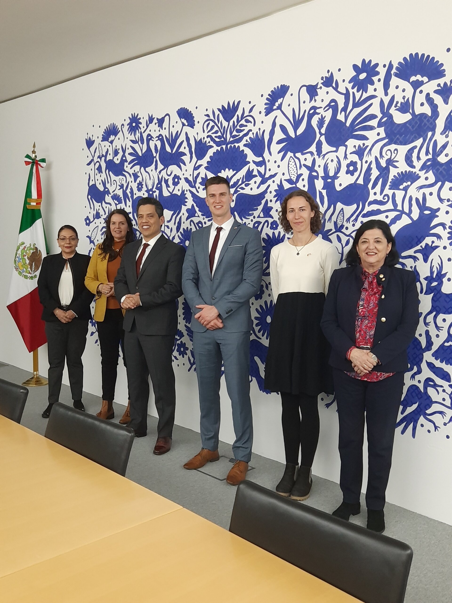S.E. Francisco José Quiroga Fernández (3.v.l.), Laura E. García Querol (l.), Dr. Julieta Rojo Medina (l.) mit BAYLAT-RepräsentatInnen