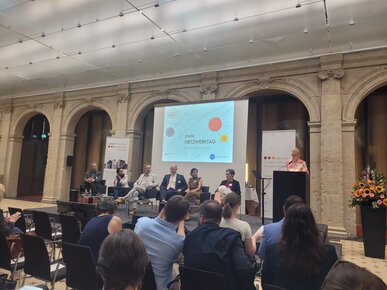 [Translate to Spanish:] Podiumsdiskussion