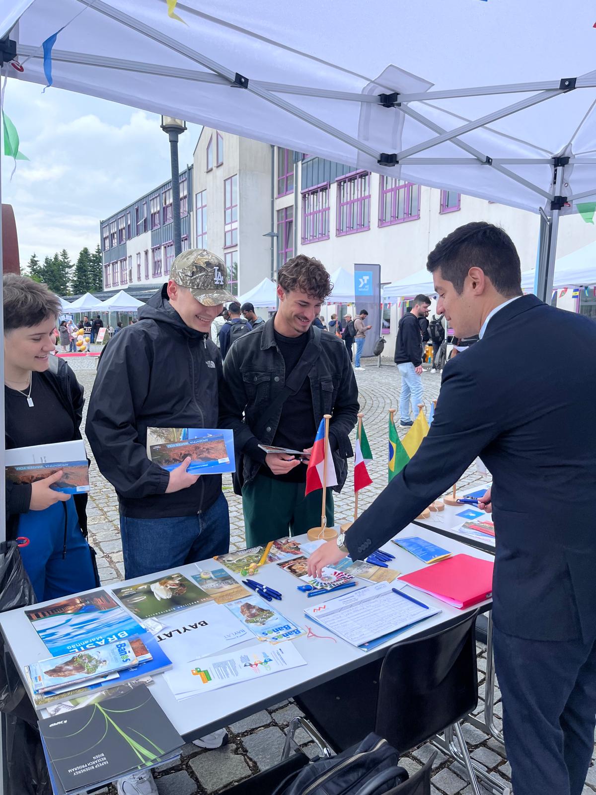 Studierende am BAYLAT-STand