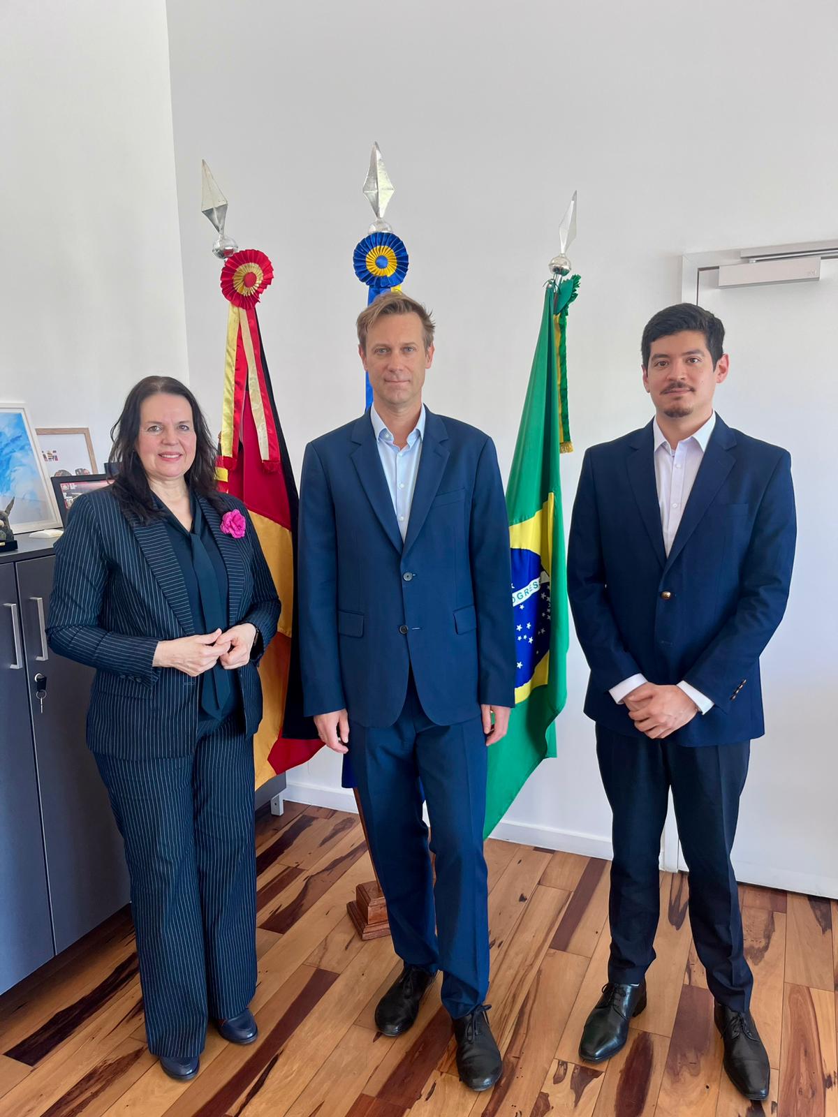 Irma de Melo, Konsul, Ricardo Hagn (vlnr.) Flagge Deutschland/Brasilien im Hintergrund