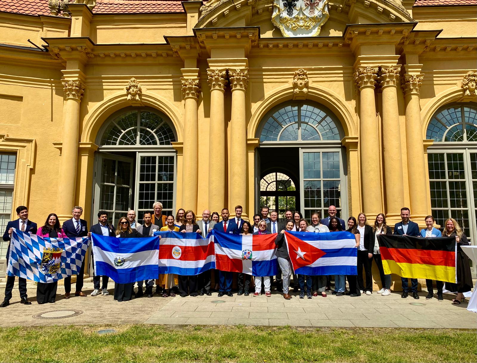 Gruppenfoto mit Flagge