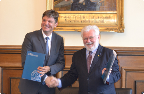 Deligierte beim Hände schütteln