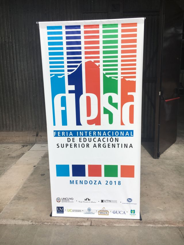[Translate to Spanish:] Bild eines Aufstellers vor dem Eingang
