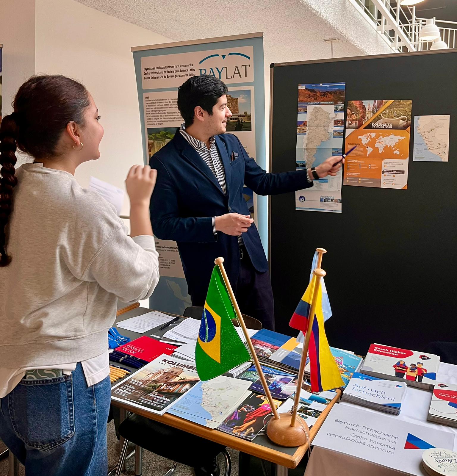 Ricardo mit Studentin am Infostand